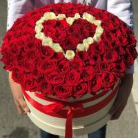 Композиция 101 роза в коробке с сердцем